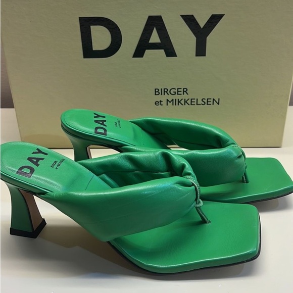 European FASHION: DAY Green Heeled Sandals with Square Toe - Picture 4 of 6